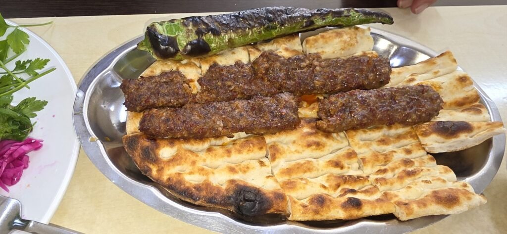 Adana-Kebap-Teller mit frischem Pide und gegrillter Paprika bei Ali Usta in Derinkuyu