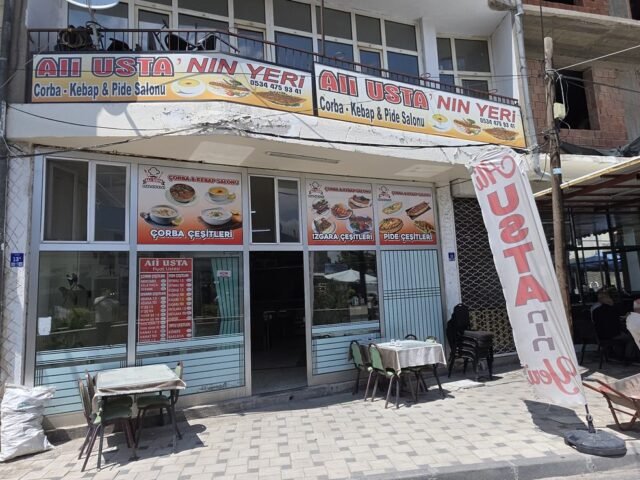 Außenansicht von Ali Usta'nın Yeri in Derinkuyu mit Preisliste im Schaufenster und Sitzplätzen auf der Terrasse