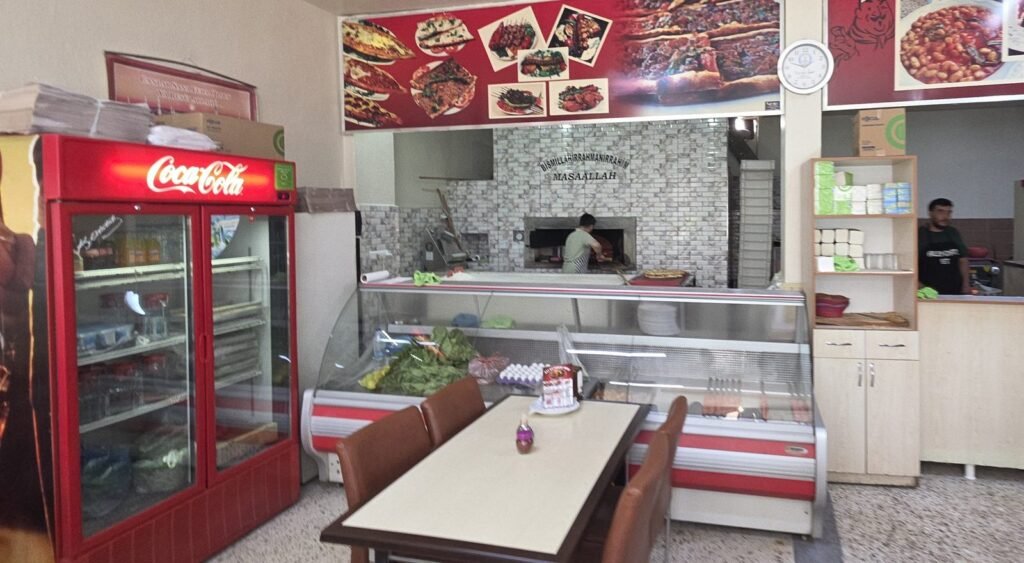 Steingemauerter Holzofen bei Ali Usta in Derinkuyu, in dem die Pide gebacken werden