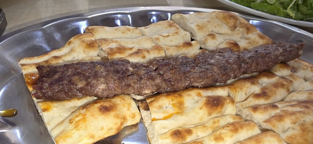 Nahaufnahme von Adana Kebap auf frisch gebackenem Pide bei Ali Usta in Derinkuyu