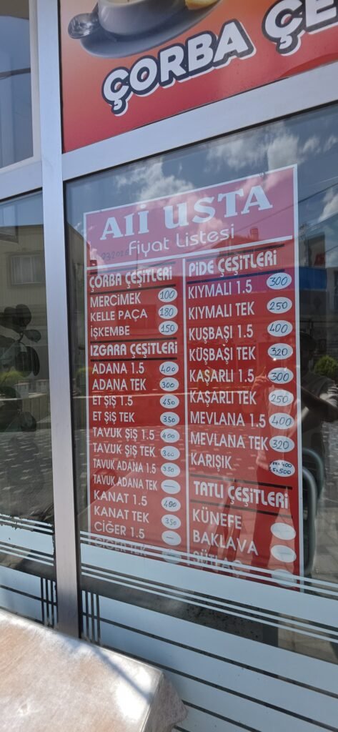 Preisliste im Schaufenster von Ali Usta in Derinkuyu