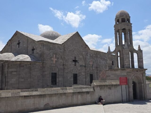 Aziz Theodoros Trion Kirche (Üzümlü Kilise) in Derinkuyu – Außenansicht mit den beiden Kuppeln