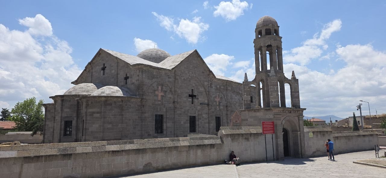 Aziz Theodoros Trion Kirche (Üzümlü Kilise) in Derinkuyu – Außenansicht mit den beiden Kuppeln