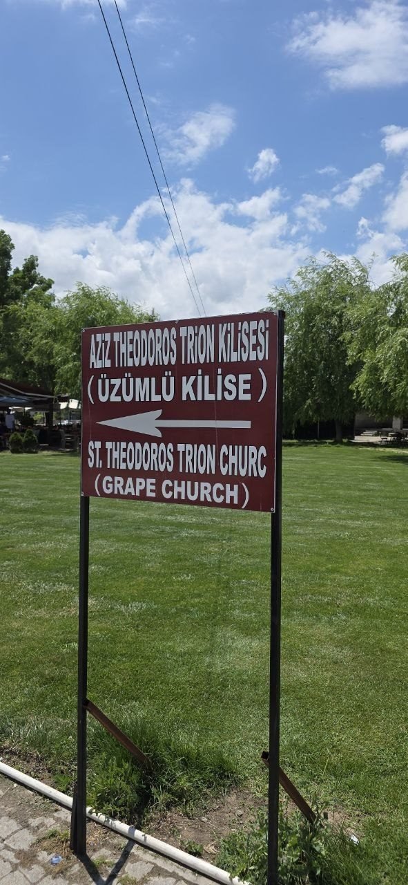 Wegweiser zur Aziz Theodoros Trion Kilisesi (Üzümlü Kilise) in Derinkuyu