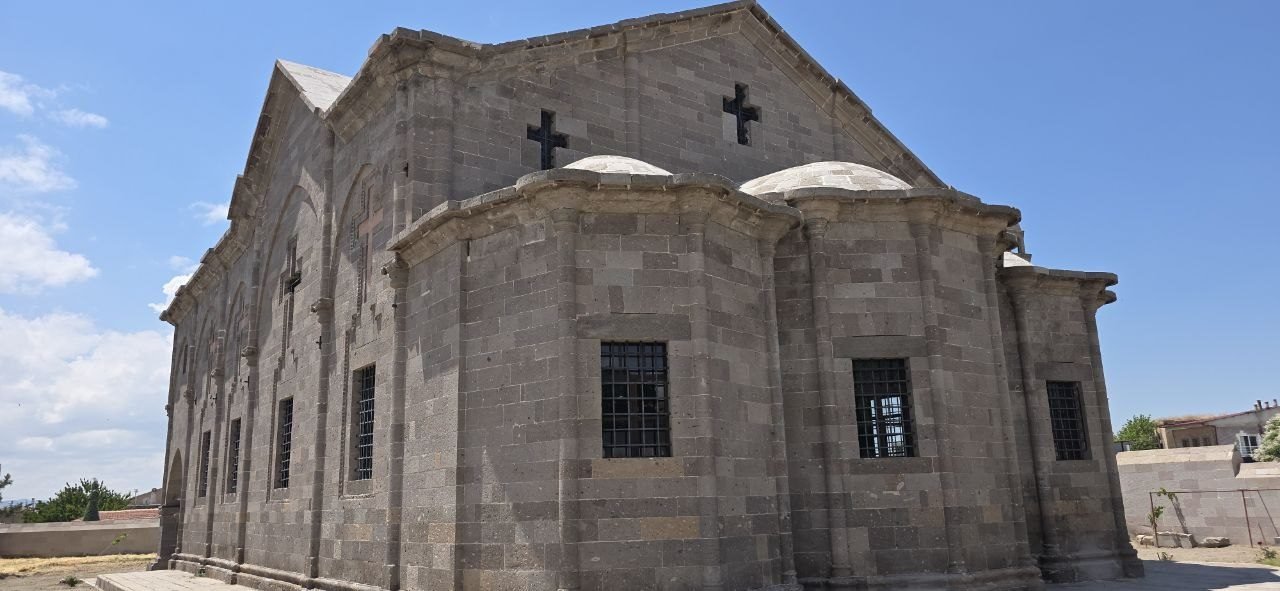 Giebel mit Steinkreuzen der Üzümlü Kilise in Derinkuyu