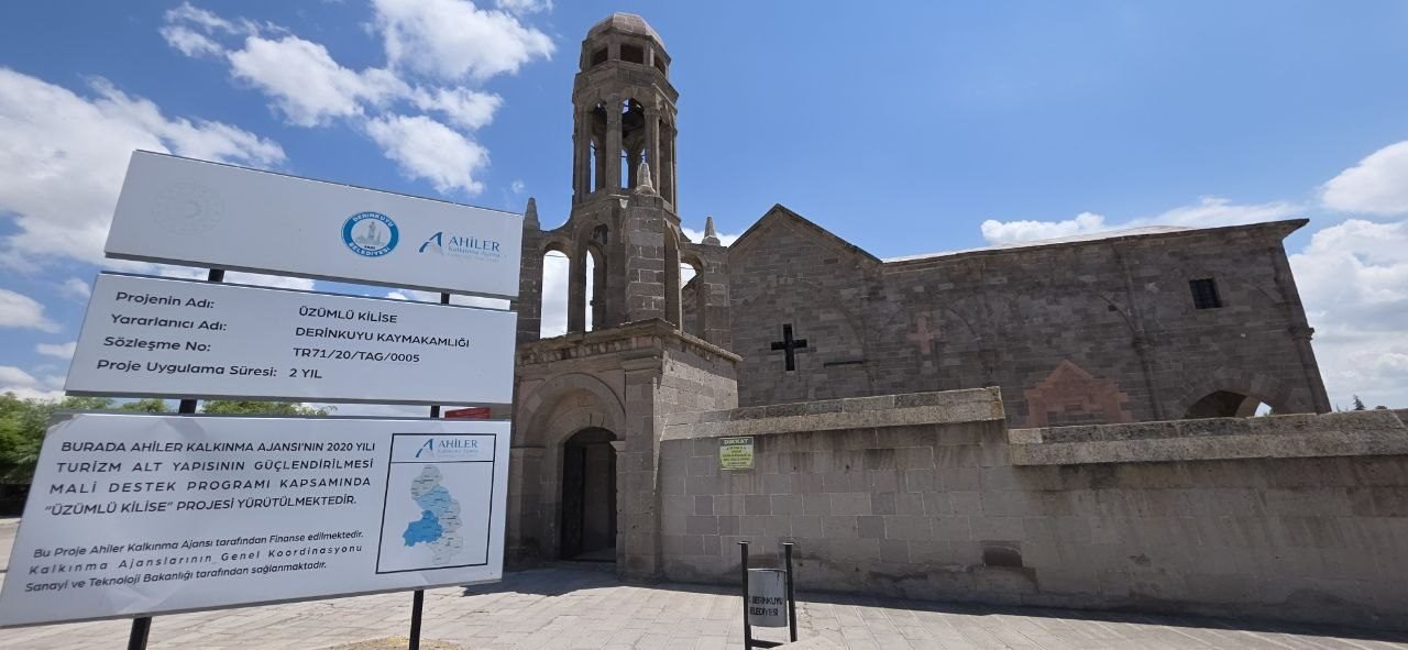 Glockenturm der Aziz Theodoros Trion Kirche in Derinkuyu
