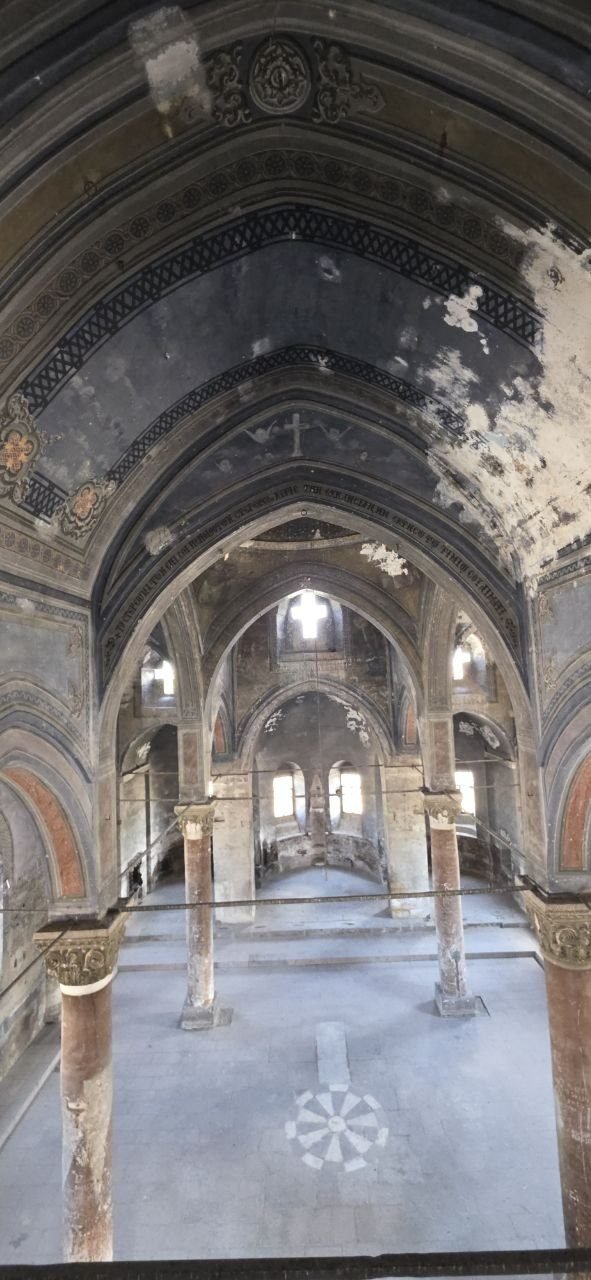 Innenraum der Üzümlü Kilise in Derinkuyu mit Blick zur Apsis