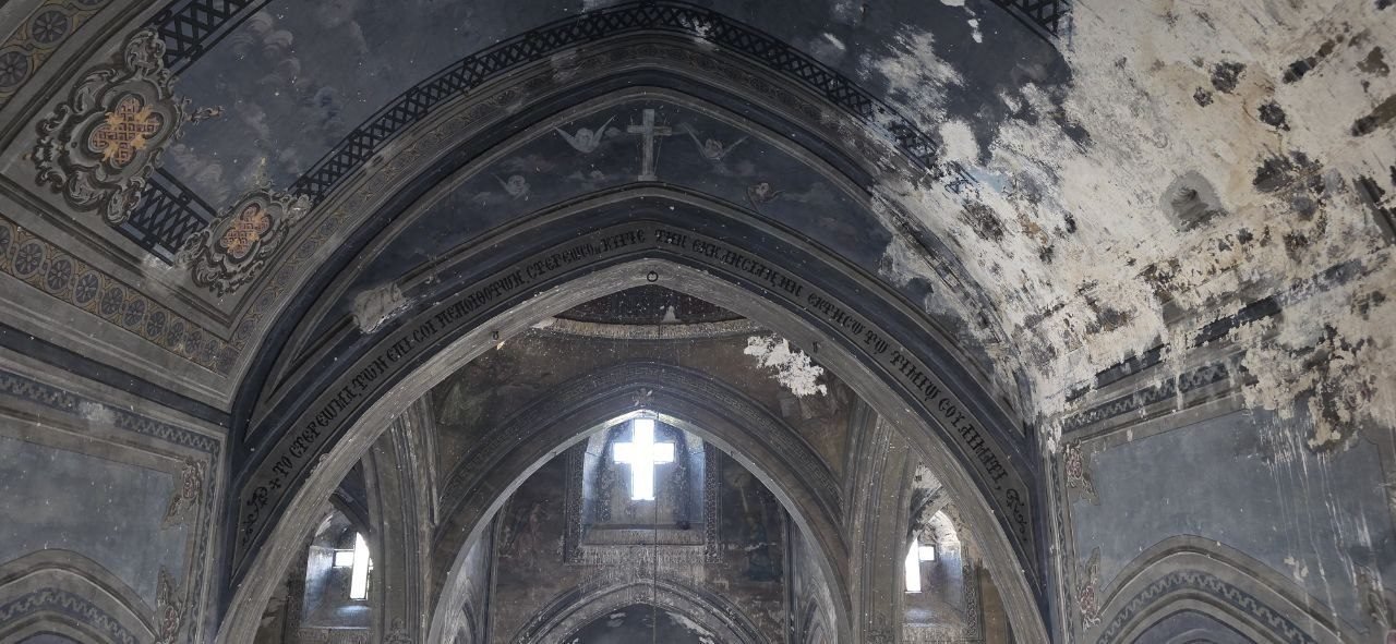 Gewölbe und Bogengänge aus behauenem Stein im Inneren der Üzümlü Kilise