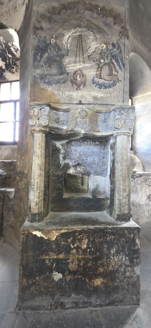 Engel-Fresken über einer verzierten Nische in der Aziz-Theodoros-Kirche