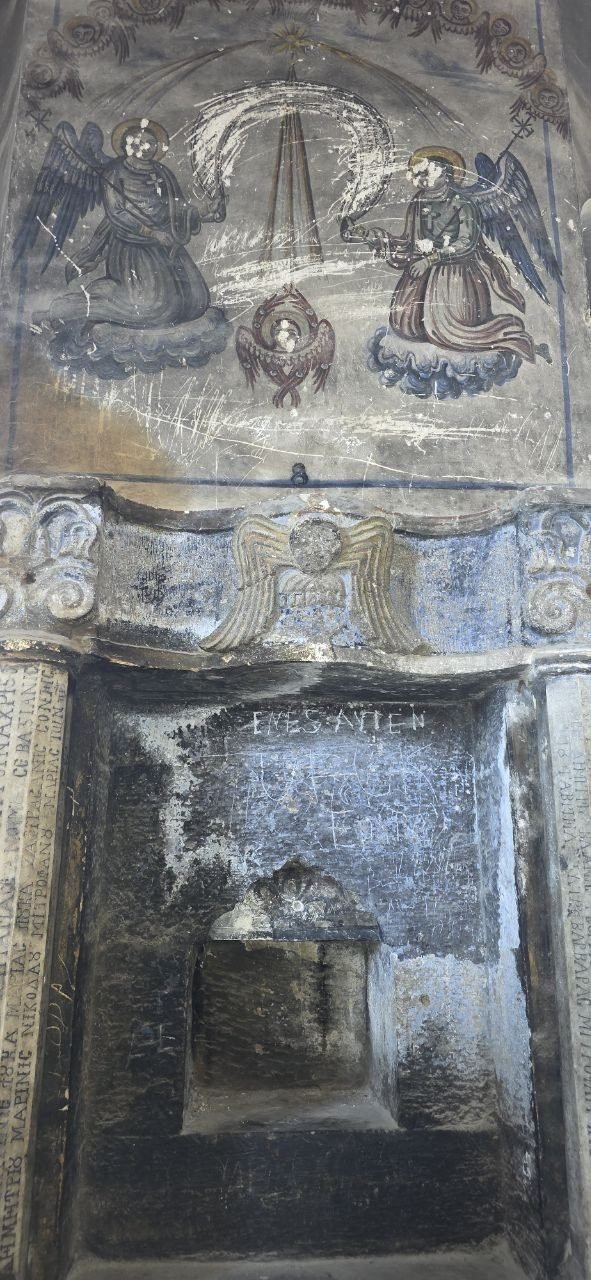Steinmetzarbeit und Fresken über einer Nische in der Üzümlü Kilise