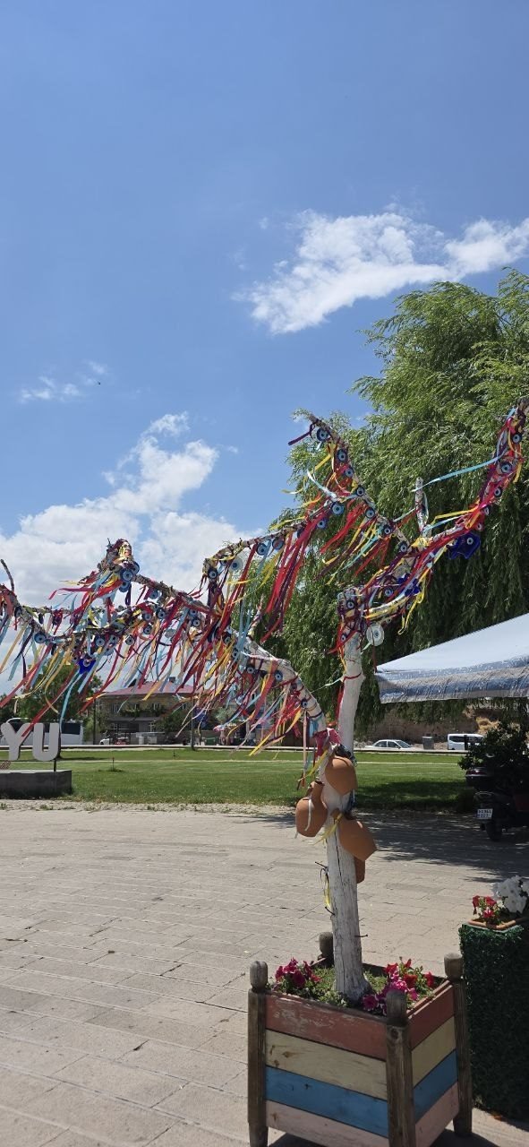Wunschbaum mit Nazar-Perlen vor der Üzümlü Kilise in Derinkuyu