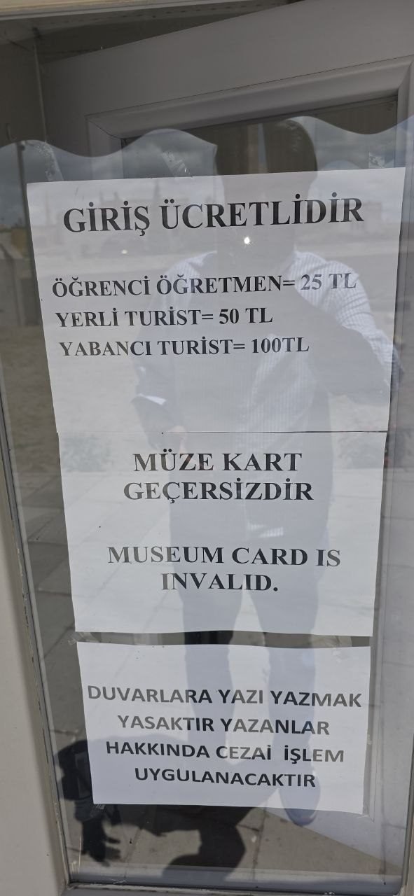 Eintrittspreise-Schild an der Üzümlü Kilise in Derinkuyu, Stand 2026