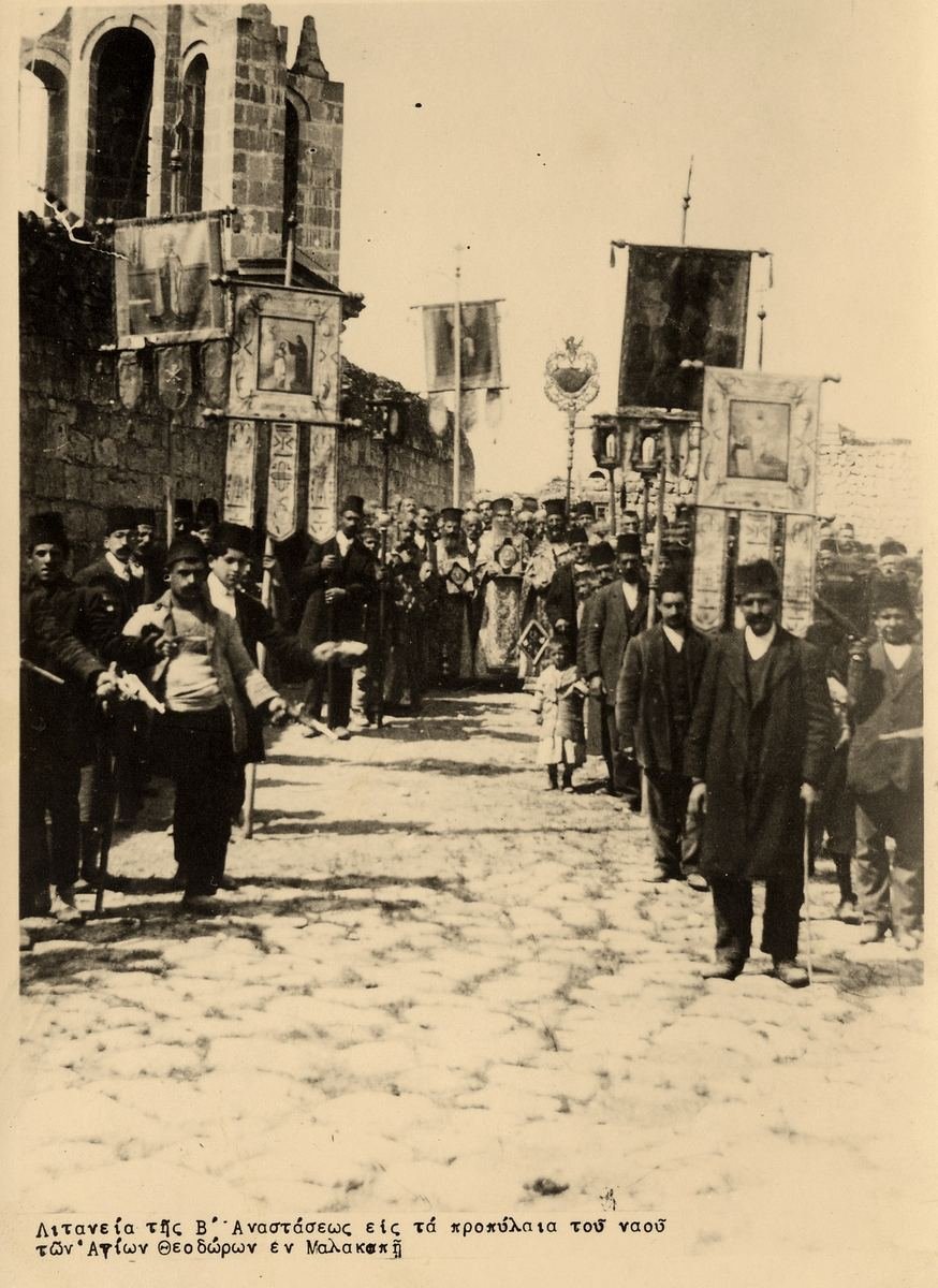 Osterprozession vor der Agii-Theodori-Kirche in Malakopi um 1900