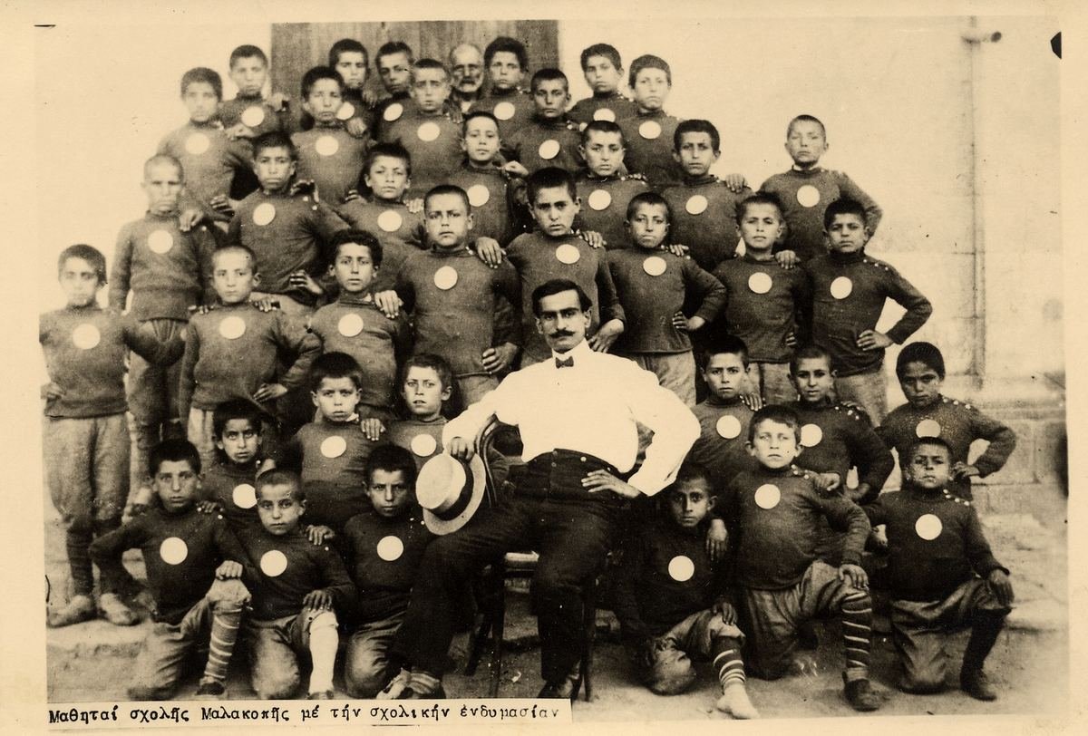Schüler der Schule von Malakopi in Schuluniform, historisches Klassenfoto